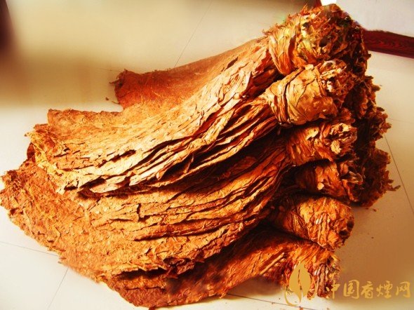 旱煙和煙卷哪個(gè)危害大，旱煙袋很有講究